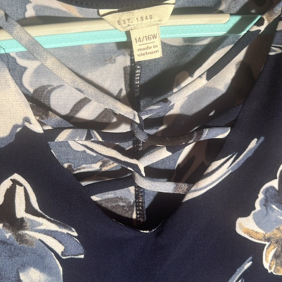 Crisscross across front bodice - Picture 2 of 6